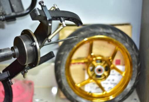 Tyre fitting machine